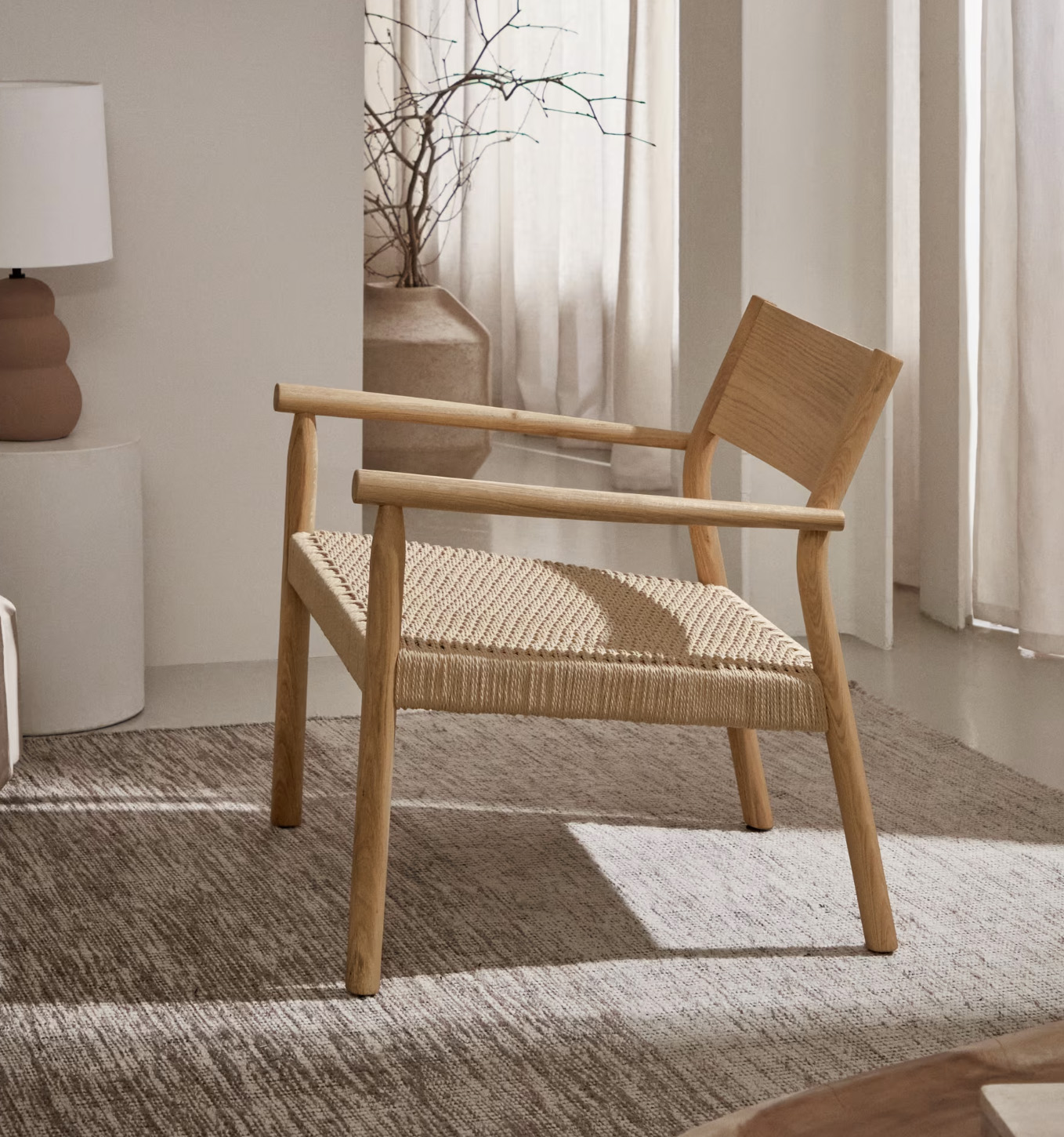 Yalia fauteuil van Kave Home in naturelle houtkleur, met geweven zitting.